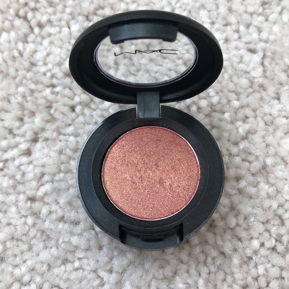 MAC eyeshadow "Expensive pink"